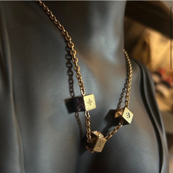 LOUIS VUITTON Collier Gamble Gold Tone Logo Necklace - Picture 3 of 15